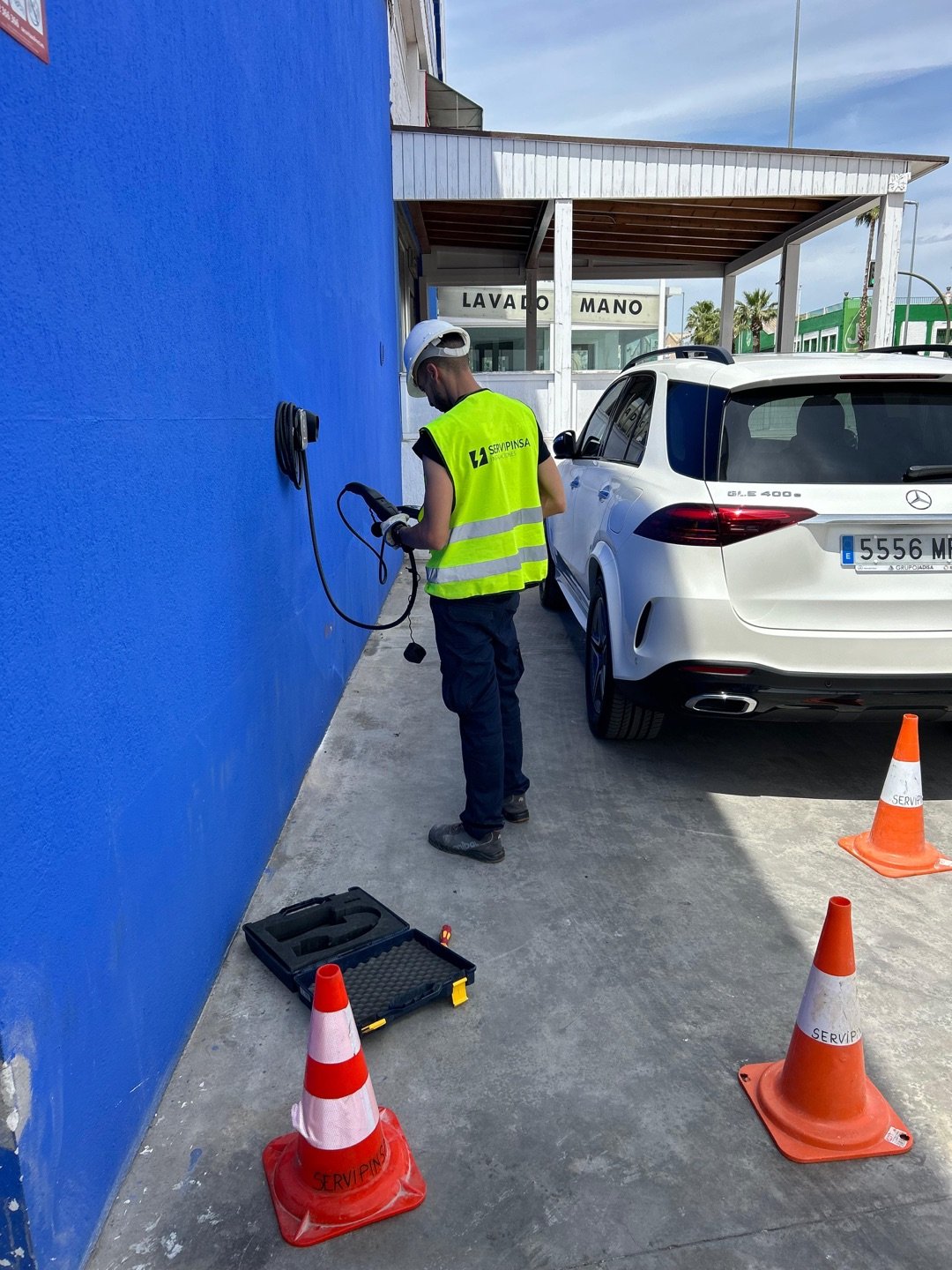 Electricista instalando cargador en Málaga
